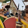 Helm, Schwerter und Schilder zusehen beim Wikingermarkt Verkaufsstand beim Wikingermarkt mit Helm, Schwert und Schild