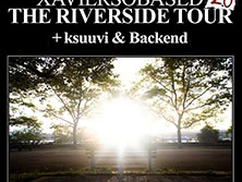 Sonnenlicht strahlt durch Bäume am Fluss unter schwarzem Tourtitel.