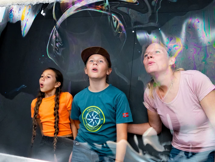 Riesenseifenblasenfilm in der neuen Ausstellung im phaeno