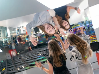 Auf dem Kopf stehen am großen Hohlspiegel. Foto Andreas Rudolph.jpg