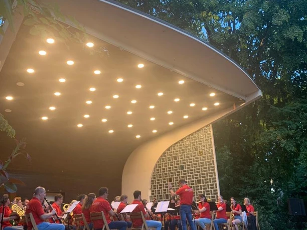 Die Stadtkapelle unterhält die Besucher im alten Stadtgarten