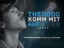 Seitliches Porträt einer Person vor dunklem Hintergrund mit Schrift zur Tourankündigung 2026