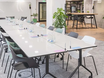 memox CGN Dom XL-Space Moderner Tagungsraum mit Blockbestuhlung, großzügig und hellModern conference room with block seating, spacious and bright