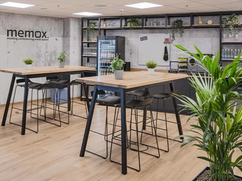 memox CGN Dom Bistro moderner Raum mit Getränken, Kühlschrank und BistrotischenModern room with drinks, fridge and bistro tables