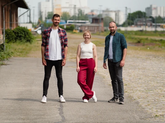 Tim Staudt, Joanna Hitz, Arne Pusch ┬® Honeybird.01(1).jpg