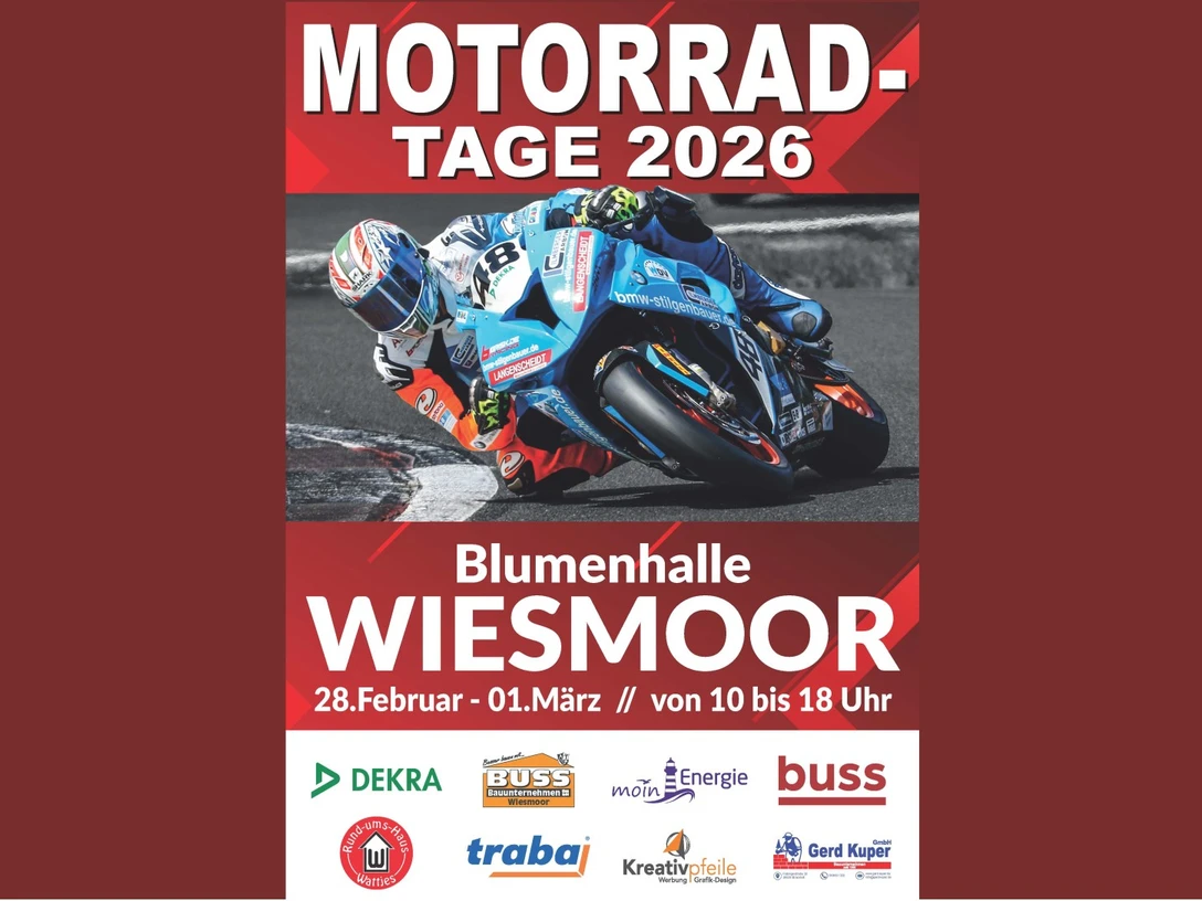 Motorradtage 2026 (1080x1920).jpg Ein Rennfahrer auf blauer Maschine legt sich in Kurve, Plakat wirbt für Motorradtage 2026 Wiesmoor.