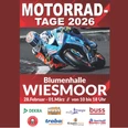Motorradtage 2026 (1080x1920).jpg Ein Rennfahrer auf blauer Maschine legt sich in Kurve, Plakat wirbt für Motorradtage 2026 Wiesmoor.