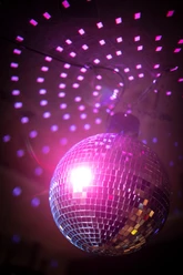 Discokugel wird angestrahlt Discokugel in pink