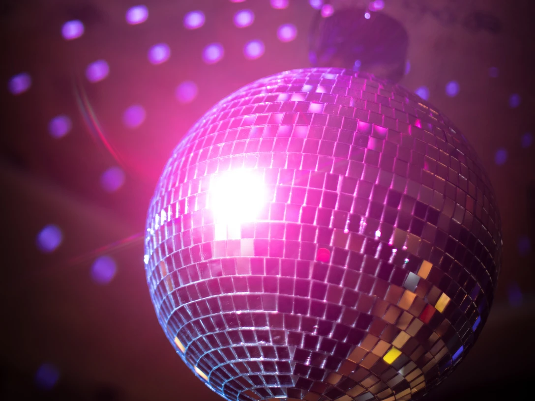 Discokugel wird angestrahlt Discokugel in pink