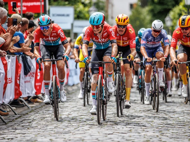 Rund um Köln Rennradfahrer kämpfen auf Kopfsteinpflaster vor jubelnden Zuschauern um Tempo und Energie