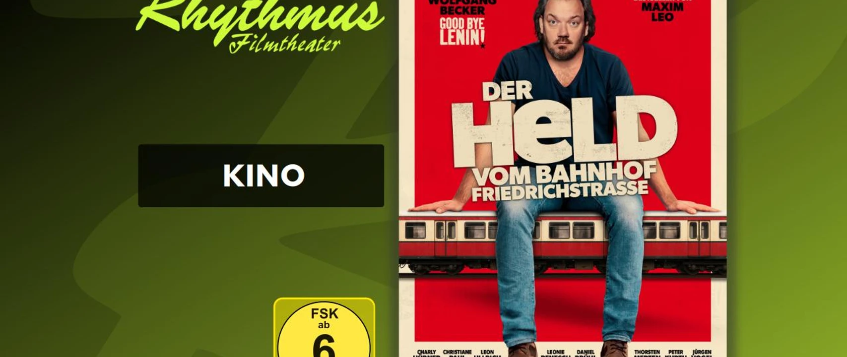 filmplakat-derheldvombahnhoffriedrichstrasse.jpg Filmplakat mit Mann auf U-Bahn-Wagen, roter Hintergrund, Titel Der Held vom Bahnhof Friedrichstraße