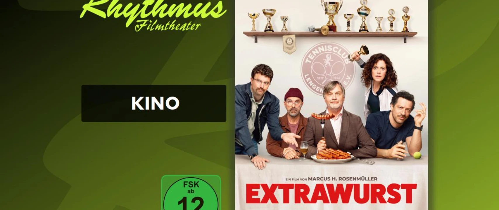 filmplakat-extrawurst.jpg Filmplakat Extrawurst mit fünf Personen am Tisch, Würstchen, Pokale im Hintergrund