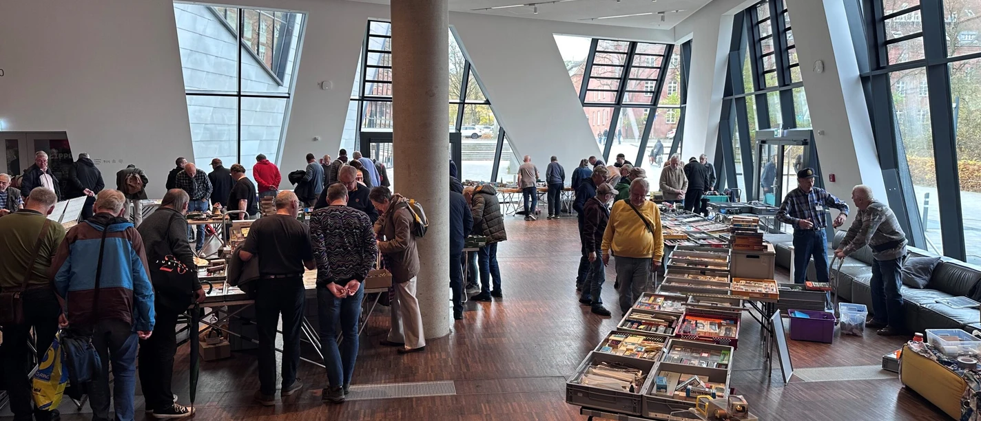 Modellbahnboerse-lueneburg.jpg Modellbahnbörse: Verkaufstände im Zentralgebäude der Leuphana-Universität Lüneburg