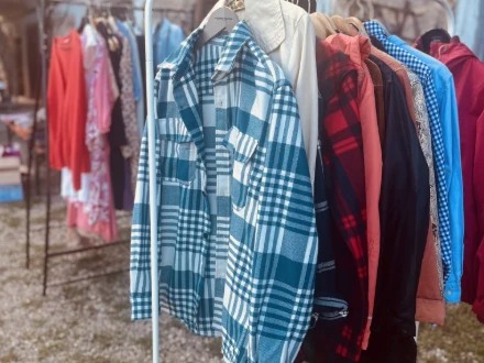 Kleiderständer mit Kleidung vor dem Fachwerkhaus vom Schollenhof Wagshurst