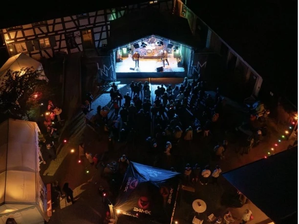 Band mit Publikum im Hof vom Schollenhof Waghshurst