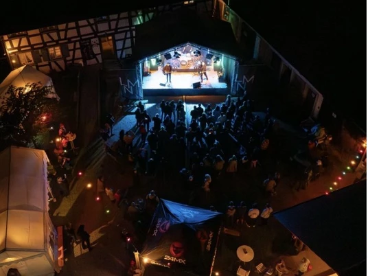 Band mit Publikum im Hof vom Schollenhof Waghshurst