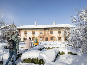 Winterwandern in Oberammergau vor dem Pilatushaus