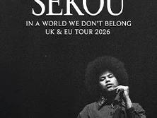 Schwarzweißposter mit einer singenden Person am Mikrofon und dem Tourtitel darüber