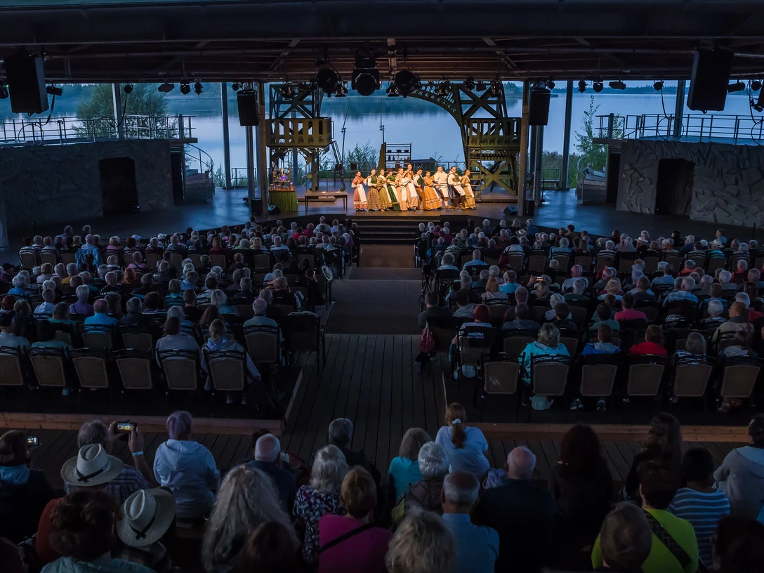 Biedermeierstrand Hayna - Veranstaltungsorte in der Region Leipzig Open-Air-Bühne am Biedermeierstrand mit Blick auf den Schladitzer See.