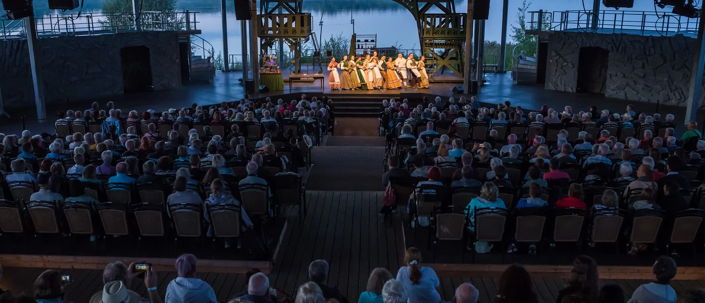 Biedermeierstrand Hayna - Veranstaltungsorte in der Region Leipzig Open-Air-Bühne am Biedermeierstrand mit Blick auf den Schladitzer See.