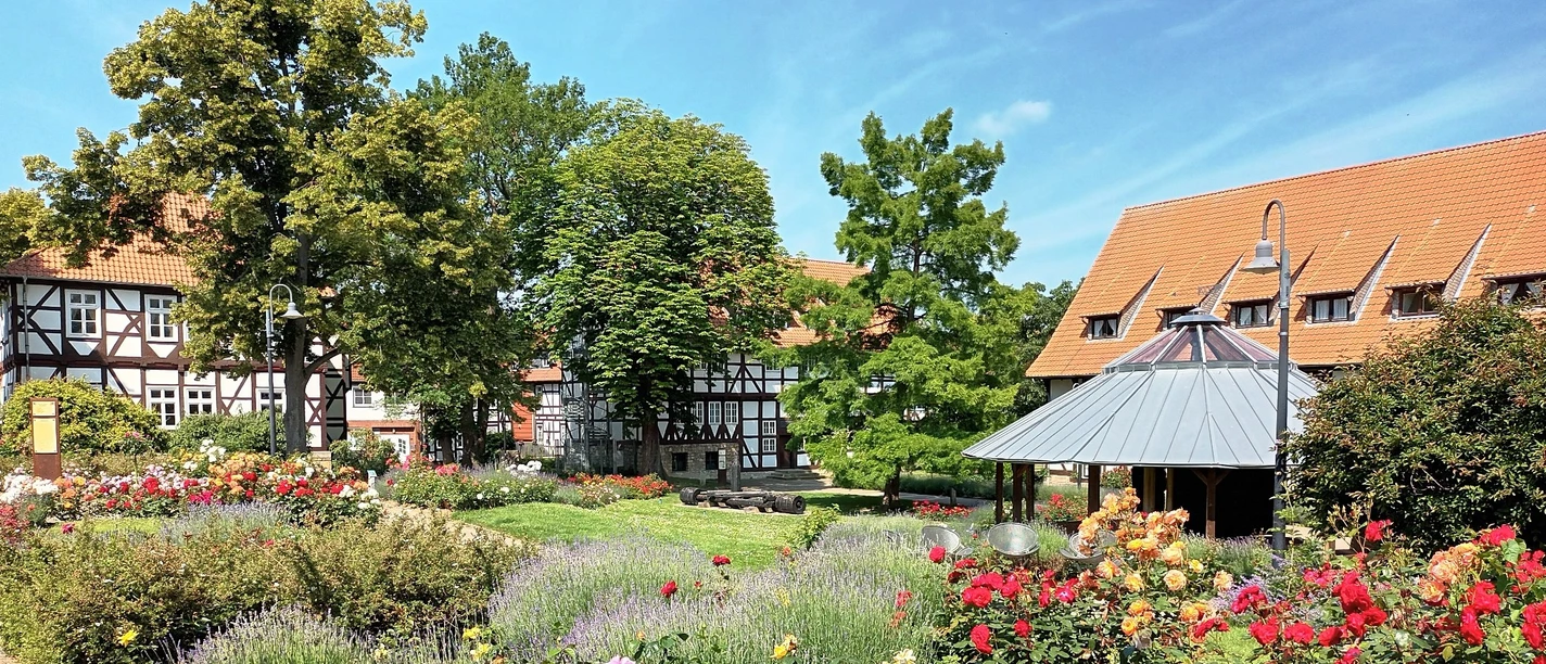 Rosengarten (51)_HD_16zu9.jpg Blühender Rosengarten mit Fachwerkhäusern, Pavillon und alten Bäumen im Kurpark Salzgitter-Bad.