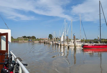 Petkumer Hafen.jpg Boote im ruhigen Petkumer Hafen unter blauem Himmel mit leichten Wolken.
