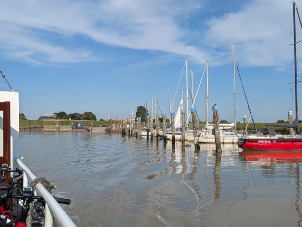 Petkumer Hafen.jpg Boote im ruhigen Petkumer Hafen unter blauem Himmel mit leichten Wolken.