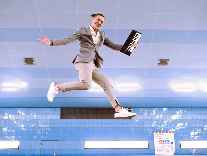 Kabarett auf Juist: "Der Liebesalgorithmus" - Andreas Langsch.jpg Kabarett auf Juist: "Der Liebesalgorithmus" - Andreas Langsch