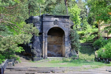 Belvedere Hrensko Steinportal eines alten Amphitheater ähnlichem Gebäude umgeben von Bäumen und einer Treppe.