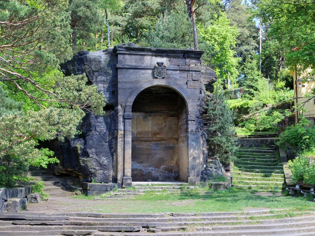 Belvedere Hrensko Steinportal eines alten Amphitheater ähnlichem Gebäude umgeben von Bäumen und einer Treppe.