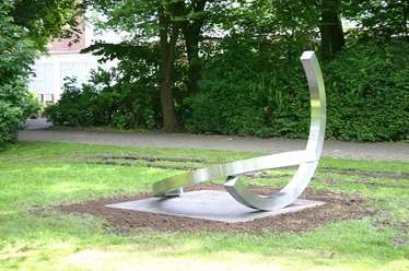 Gezeiten II (Ring in zwei Hälften) Moderne Edelstahlskulptur in Ringform mit geschwungener Linie auf Rasenfläche im Skulpturenpark.