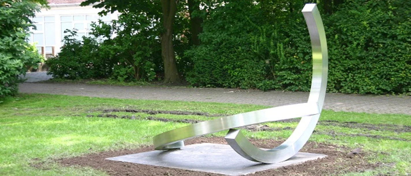 Gezeiten II (Ring in zwei Hälften) Moderne Edelstahlskulptur in Ringform mit geschwungener Linie auf Rasenfläche im Skulpturenpark.