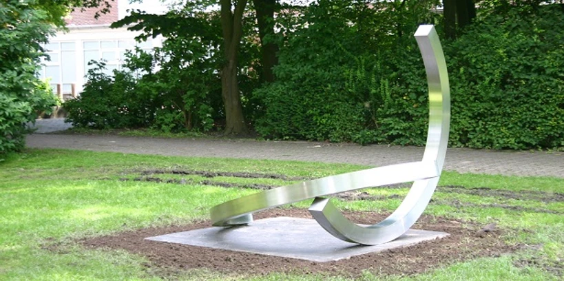 Gezeiten II (Ring in zwei Hälften) Moderne Edelstahlskulptur in Ringform mit geschwungener Linie auf Rasenfläche im Skulpturenpark.