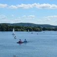 Ausblick Salzgittersee mit Höhenzug (7)_HD_16zu9.JPG Segel- und Tretboote auf dem Salzgittersee mit grünem Höhenzug und blauem Himmel im Hintergrund