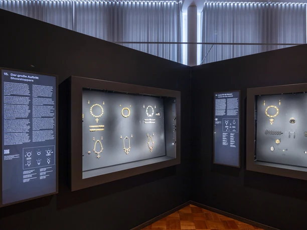 Museum für Angewandte Kunst Köln Beleuchtete Vitrinen mit historischen Schmuckstücken in einem dunklen Ausstellungsraum
