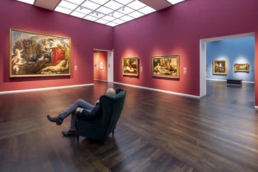 Wallraf-Richartz-Museum Galerie mit großformatigen Gemälden und einer sitzenden Person vor farbigen Wänden.
