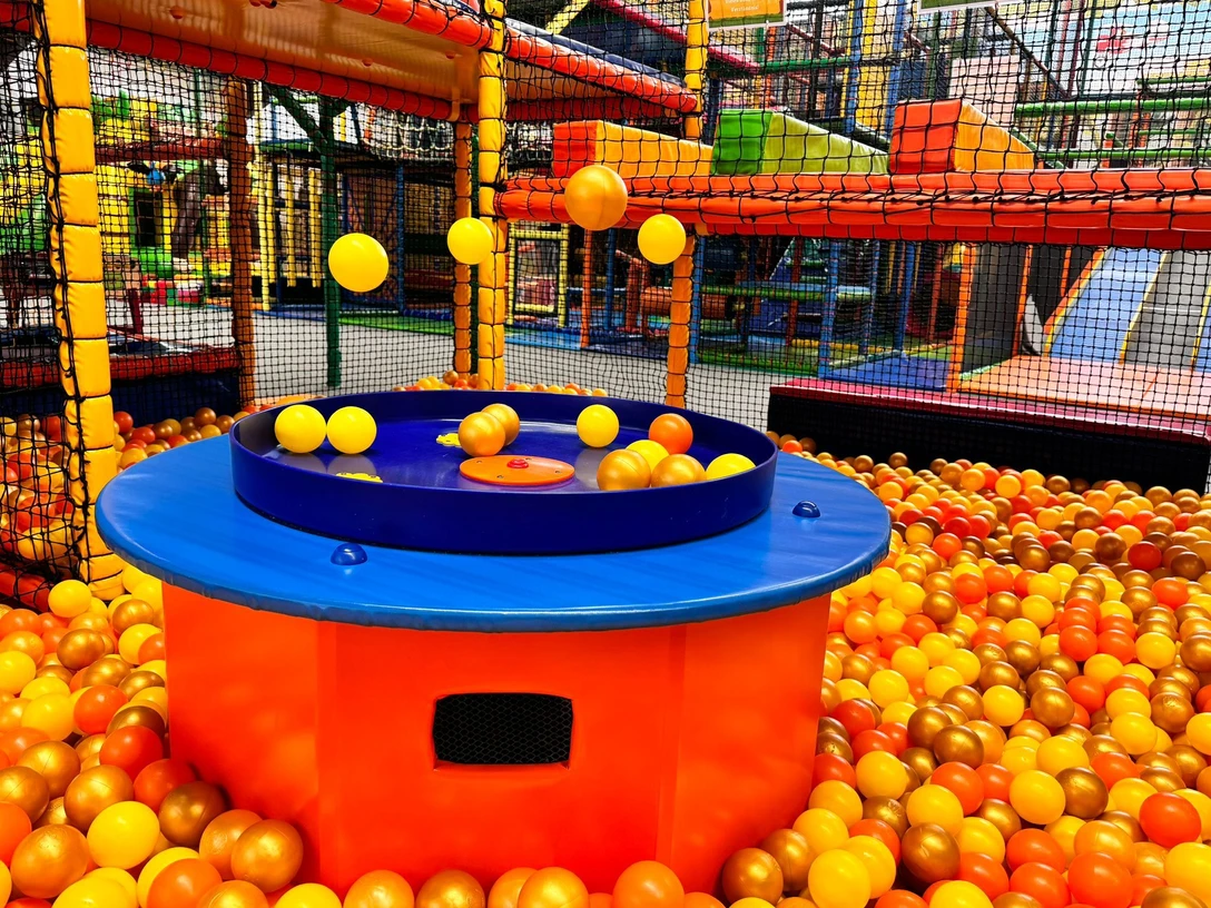 Gigiland.jpg Bällebad im Indoor-Spiel-Park Gigiland in Langenberg