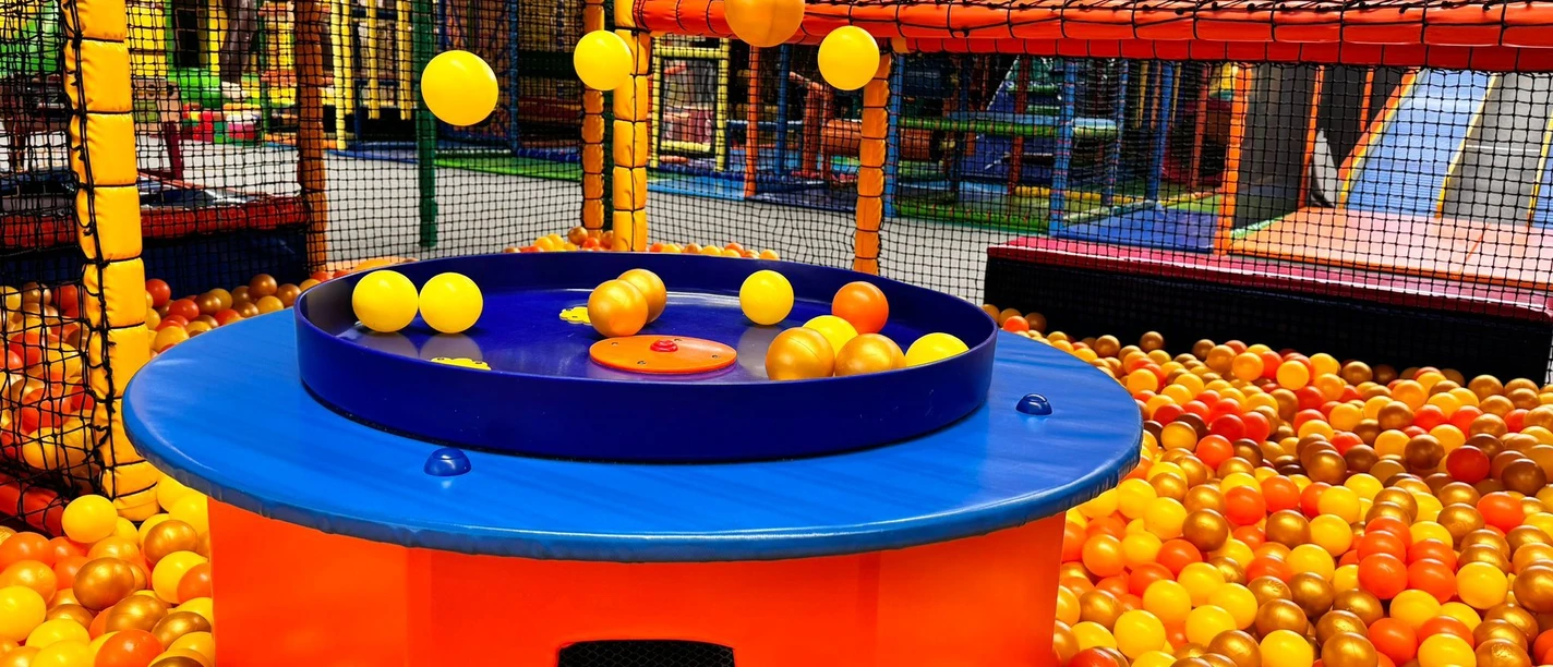 Gigiland.jpg Bällebad im Indoor-Spiel-Park Gigiland in Langenberg