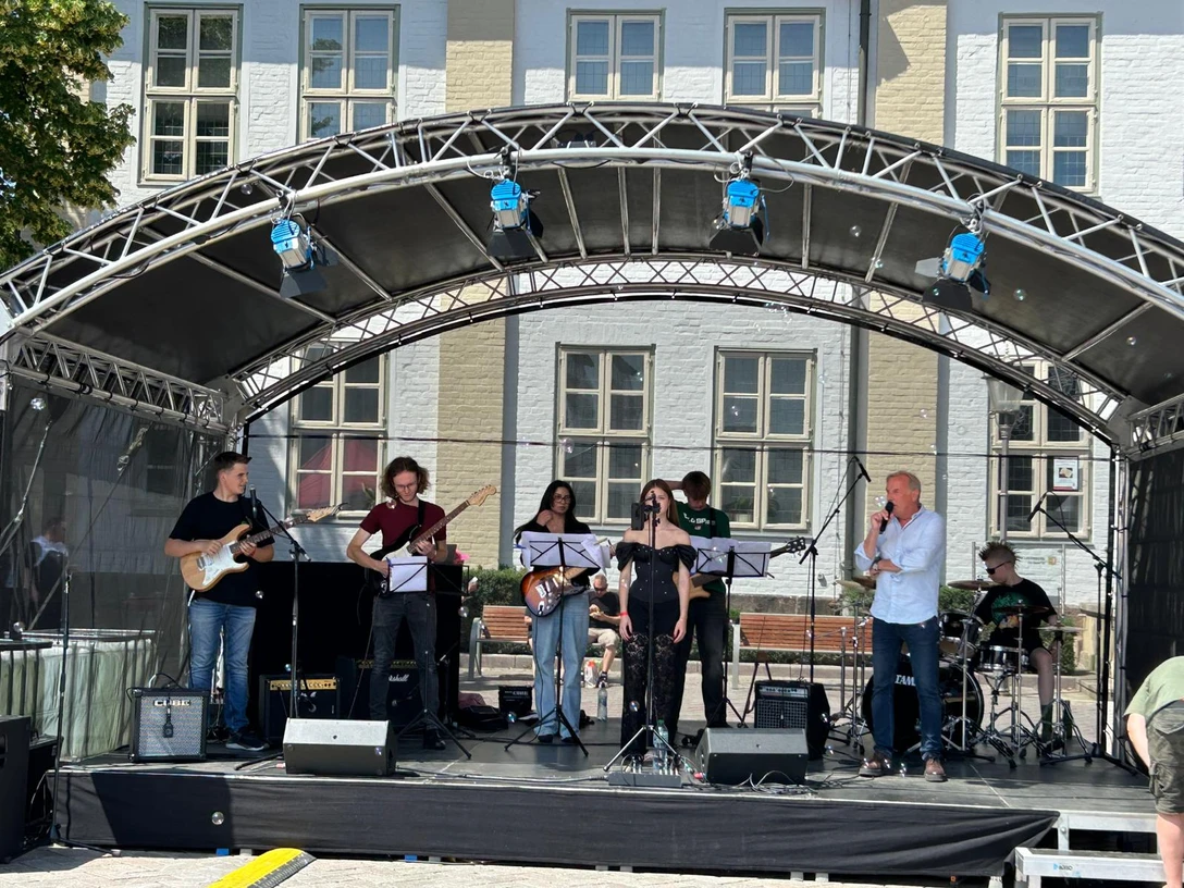 Pre-Revolution Bandbild 1.jpeg