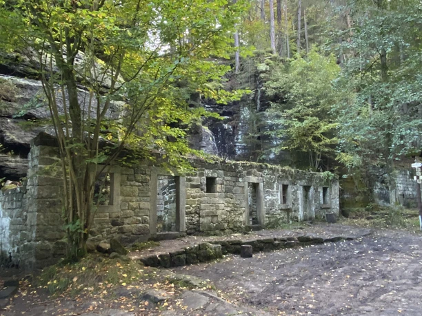 Grundmühle Ruine eines Hause im Wald.