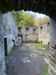 Grundmühle Ruine eines großen alten Hauses von innen ohne Dach.