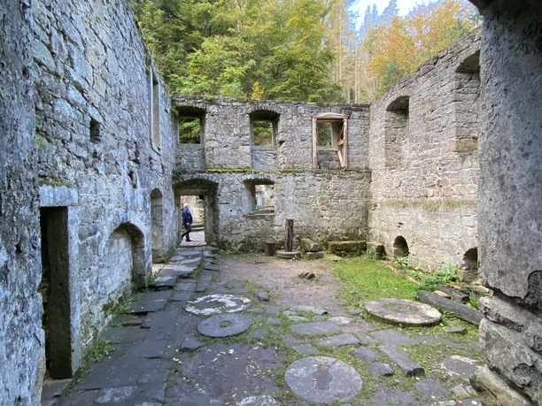 Grundmühle Ruine eines großen alten Hauses von innen ohne Dach.