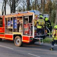 Feuerwehr Soderstorf.jpg Feuerwehrleute bereiten Einsatz am roten Löschfahrzeug der Freiwilligen Feuerwehr Soderstorf vor.