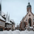 Marktkirche und Altes Rathaus im Winter– Sehenswürdigkeiten im Schnee Marktkirche und Altes Rathaus in Einbeck, verschneite Altstadt mit Türmen.