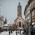 Einbecker Marktplatz im Winter Verschneiter Marktplatz ummgeben von Fachwerkhäusern