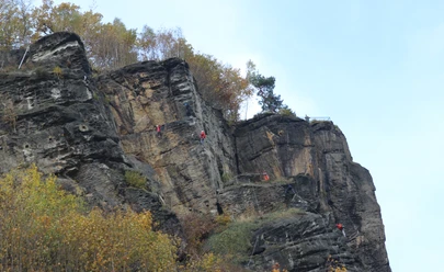 Klettersteig Decin Felsen mit Klettersteig und Kletterer.