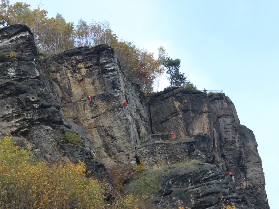 Klettersteig Decin Felsen mit Klettersteig und Kletterer.