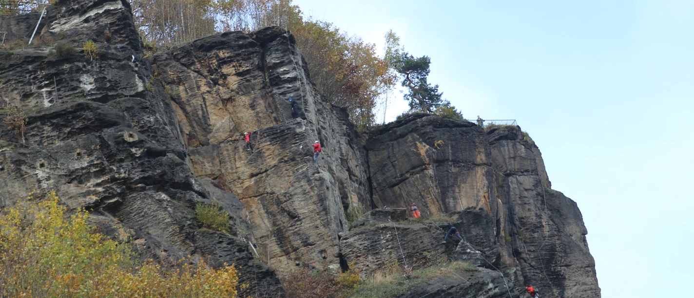 Klettersteig Decin Felsen mit Klettersteig und Kletterer.