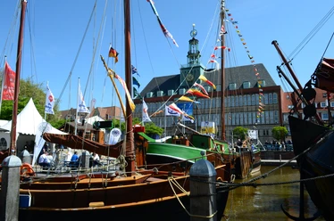 Matjestage_Sandra Langenbach.JPG The traditional ships in the Delft during the Matjestage. View of the Landesmuseum