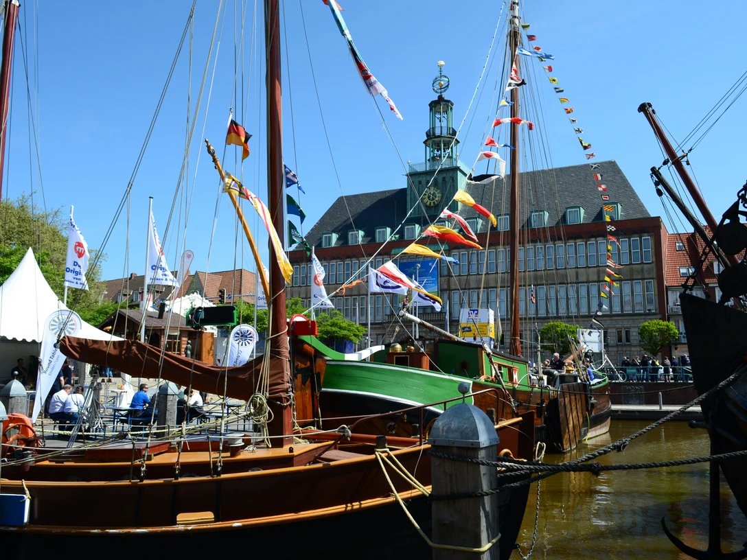 Matjestage_Sandra Langenbach.JPG Die Traditionsschiffe im Delft während der Matjestage. Blick auf das LandesmuseumThe traditional ships in the Delft during the Matjestage. View of the LandesmuseumDe traditionelle skibe i Delft under Matjestage. Udsigt over NationalmuseetDe traditionele schepen in Delft tijdens de Matjestage. Uitzicht op het Nationaal Museum
